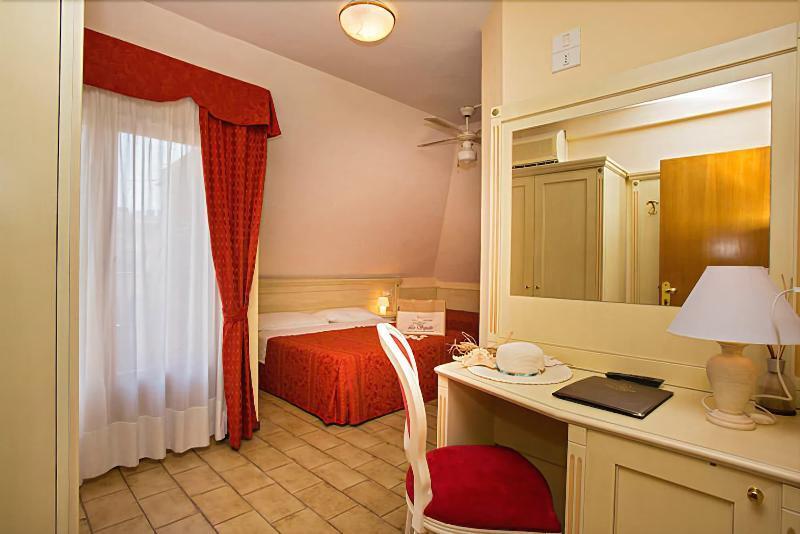 Hotel Lo Squalo Гроттамаре Экстерьер фото